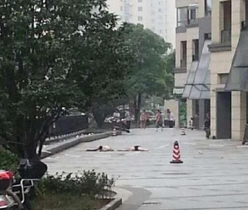 女子一气之下假装跳楼却因为**过滑导致坠楼,途中被合金窗切成两半