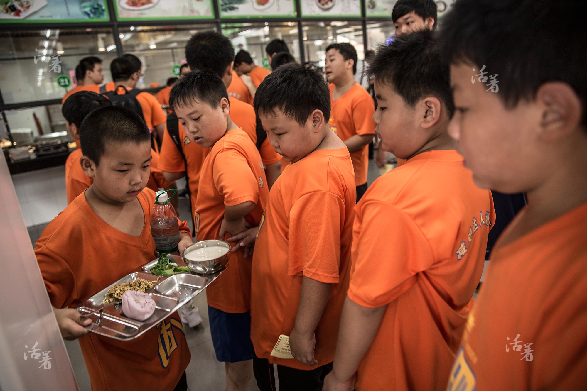 训练营里大部分孩子的肥胖源于贪吃,所以训练营里的餐食尽量保持低盐