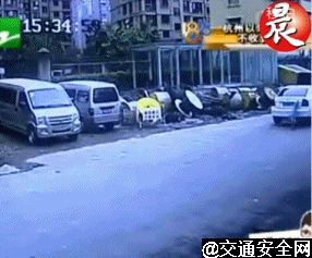 3岁男童 横穿马路 遭轿车 碾压 后奇迹般的站起来