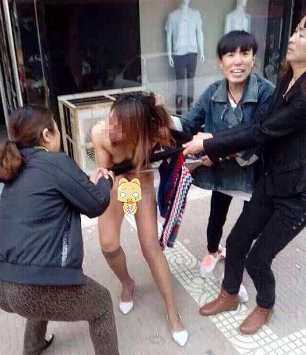 濮阳女子疑被当小三遭当街扒衣群殴-皋城茶坊