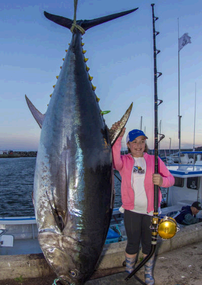 加拿大12岁女孩钓起280公斤鲔鱼破世界纪录-