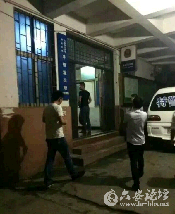六安一小伙夜晚偷盗行人钱包和手机被围攻堵截送往派出所