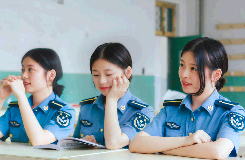 <em>军校女</em>学员晒时空穿越照 美呆网友-会员贴图