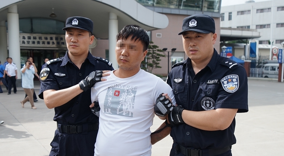 杀害两名少女嫌犯被押回青岛 千人围观