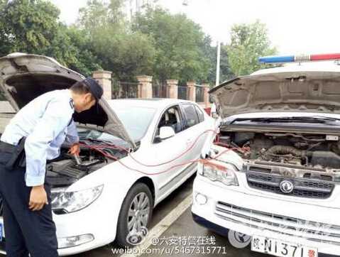 遇到困难记得找警察哟!六安一市民车发动不了