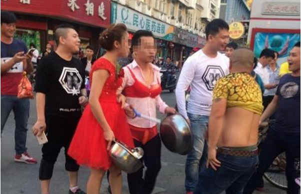 <em>新郎穿胸罩敲脸盆游街</em> 再现低俗闹洞房被批脑