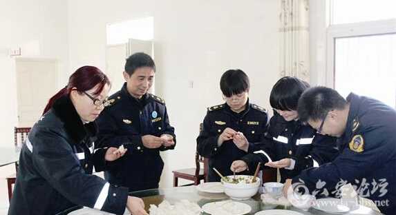 收费员 春节假期,有多少时间能陪家人团聚?2月8日,农历新年第一天,安徽省高速公路控股集团有限公司六安管理处六安西收费所内忙碌如常,当记者询问起这一问题时,丙班班长查海燕说:来这上班9年,大概有4、5个春节都在上岗,和平时一样的。 您好,祝您新年快乐。像这样的祝福话语,查海燕和她的同事们这几天要说上百次,甚至上千次,对于她们来说,在工作中过年是再也寻常不过的事。大年初一,是查海燕上岗的日子,她正紧张有序的引导着车辆驶离,从下午4时到晚上12时,车流量还好,初二开始走亲访友的人多了,车流