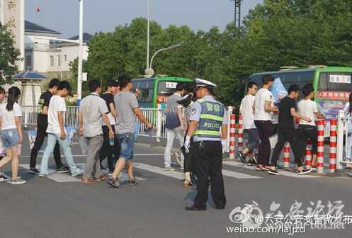 为确保会考顺利进行,霍邱交警极力维护考点路