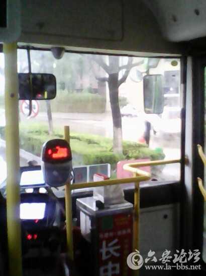 [我要吐槽]外面下大雨有点冷,六安公交车内居然