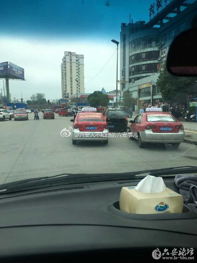 六安車站道路被各種車占道,公交車,客車都出不了站,有沒有人管 高清圖片
