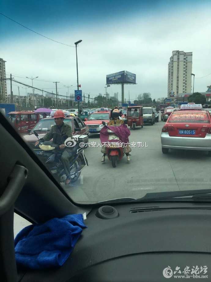 六安車站道路被各種車占道,公交車,客車都出不了站,有沒有人管 高清圖片