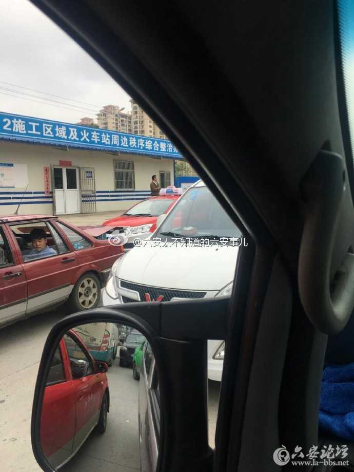 六安車站道路被各種車占道,公交車,客車都出不了站,有沒有人管 高清圖片