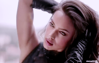 hadid,有意思的是今年的助演嘉宾中还有她的男友the weeknd,不知道两