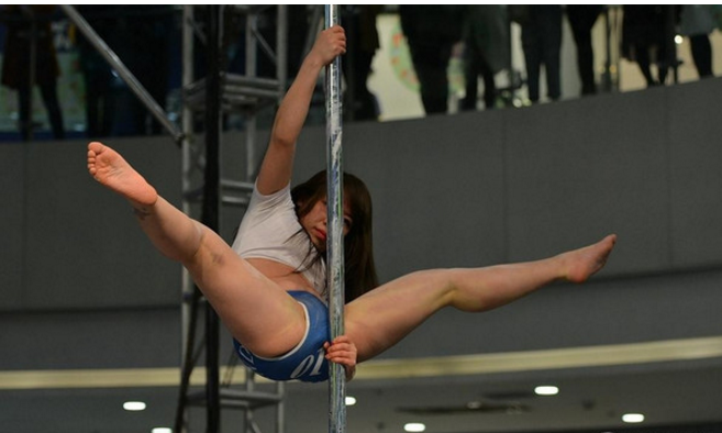 足球宝贝上演钢管舞,大秀一字马引围观!场下男观众大饱眼福