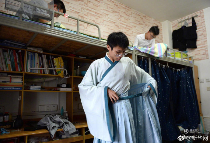 成都高校一男生坚持全日制穿汉服-社会万象