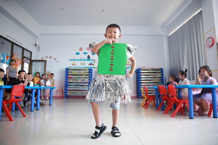 河北一幼儿园小朋友展示用废旧物品制作的服装 牟宇 摄